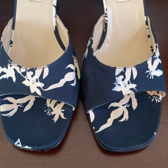 MICHAEL KORS⭐️RARE FIND⭐️NAVY BLUE & CREAM HEELED SLIDE SANDALS SIZE 9.5 🌟EUC🌟 - Picture 6 of 17